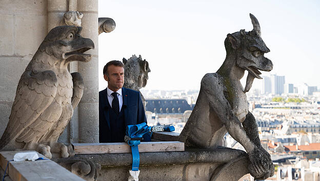 Frankreichs Staatspräsident Emmanuel Macron auf der Pariser Kathedrale Notre-Dame