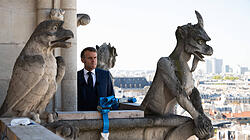 Frankreichs Staatspräsident Emmanuel Macron auf der Pariser Kathedrale Notre-Dame