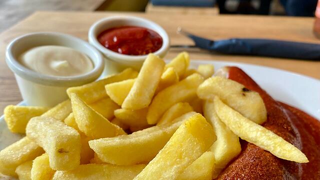 Selbst Pommes und Currywurst werden von Spitzenköchen aufgegriffen und kulinarisch verfeinert.