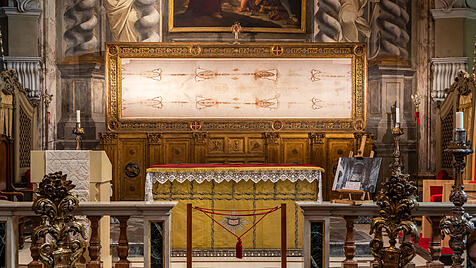 Innenraum der Kirche San Domenico mit Ausstellung der offiziellen Kopie des Heiligen Grabtuchs in Turin, Italien