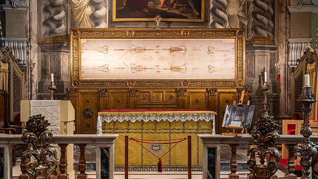 Innenraum der Kirche San Domenico mit Ausstellung der offiziellen Kopie des Heiligen Grabtuchs in Turin, Italien