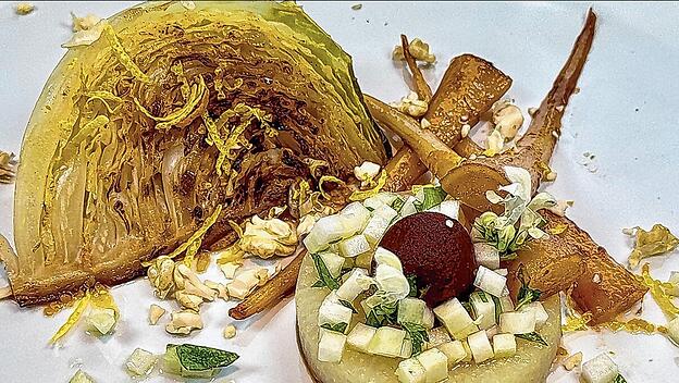 Wirsing und Kohlrabi sind die Stars dieses herbstlichen Gemüsetellers.
