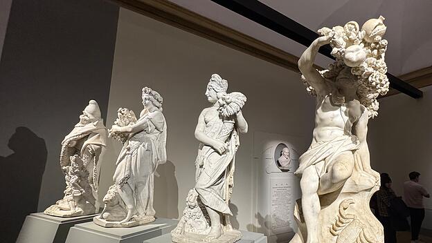 Die Allegorien der „Vier Jahreszeiten“ erschuf Vater Pietro Bernini gemeinsam mit seinem Sohn Gian Lorenzo, die virtuose Durchgestaltung der Figuren und die Auflösung des Statuarischen in einen Zustand der Bewegung tragen schon die Handschrift des jungen Genies.