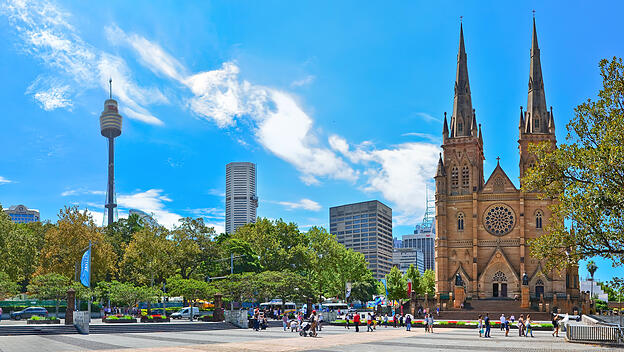 Kathedrale von Sydney vor Skyline