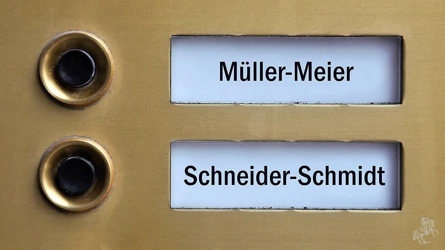 Klingelschild mit Müller-Meier und Schneider-Schmidt