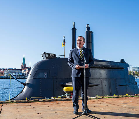 Boris Pistorius vor deutschem Uboot