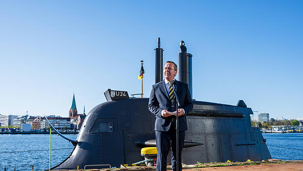 Boris Pistorius vor deutschem Uboot