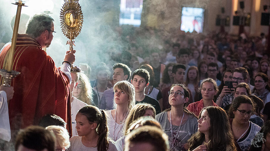 Loretto-Festival: Die jungen Priester und die jungen Gläubigen schauen in die gleiche Richtung.
