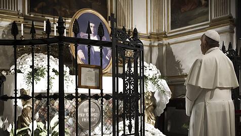 Torino 21 06 2015 Pope Francis prays in front of the tomb of Pier Giorgio Frassati during his visi
