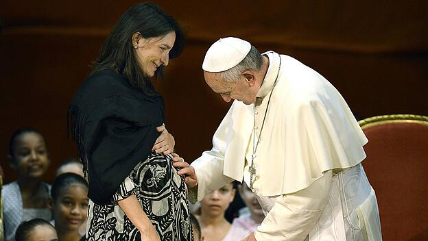 Papst Franziskus segnet das ungeborene Kind einer Schwangeren bei einem Besuch in Rio de Janeiro 2013.