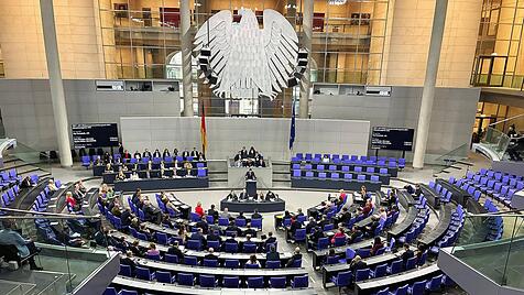 Berlin, Deutschland, 08.10.2026: Deutscher Bundestag: 99. Bundestagssitzung: Blick in den Plenarsaal *** Berlin, Germany