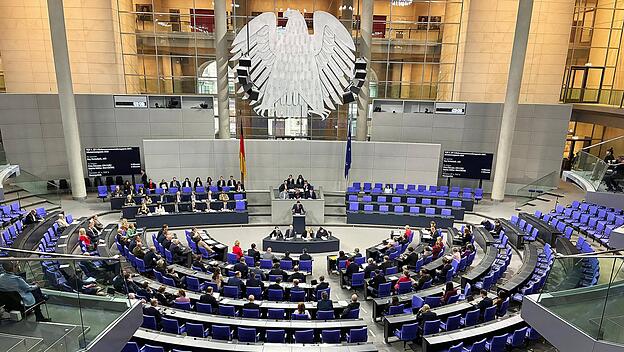 Berlin, Deutschland, 08.10.2026: Deutscher Bundestag: 99. Bundestagssitzung: Blick in den Plenarsaal *** Berlin, Germany