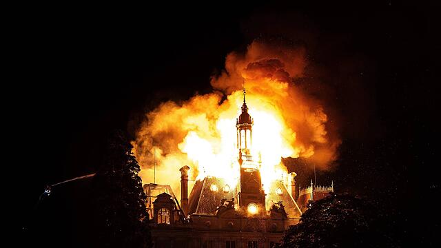 Rathaus von Limoges nach Ausschreitungen in Flammen