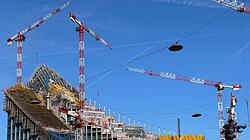 Auch moderne Architektur sollte bei aller Freiheit in Stil und Konstruktion immer auf den Menschen bezogen sein. Verliert sie diesen im Kern altruistischen Gedanken aus dem Blick, wird sie ihrer Verantwortung für das Gemeinwesen nicht mehr gerecht.