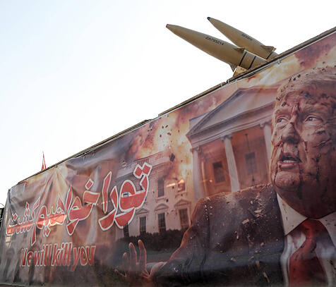 Abfällige Darstellung Donald Trumps auf Gebäude in Teheran
