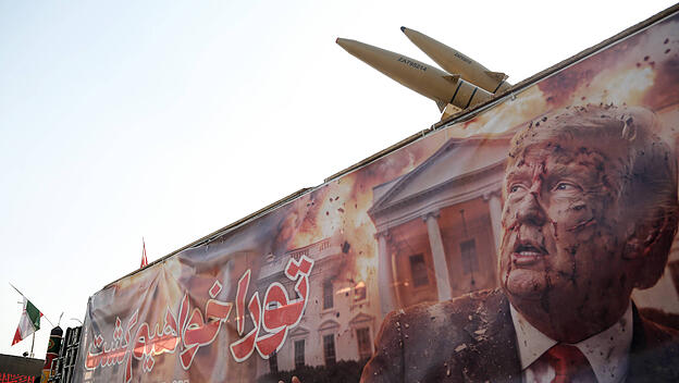 Abfällige Darstellung Donald Trumps auf Gebäude in Teheran
