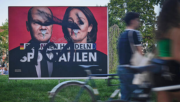 Beschmiertes Wahlplakat der SPD in Leipzig