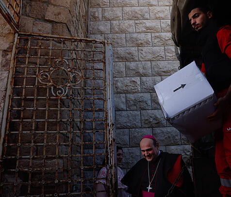 Hilfsgüter werden in Tyros übergeben