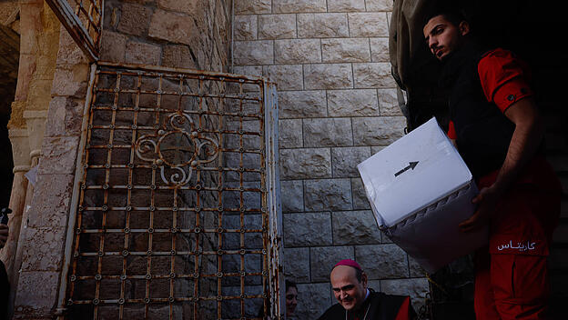 Hilfsgüter werden in Tyros übergeben