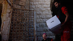 Hilfsgüter werden in Tyros übergeben