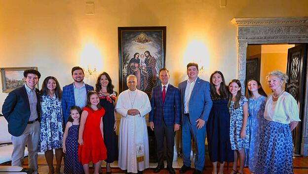 Papst Leo XIV. mit dem amerikanischen Vatikanbotschafter Brian Burch