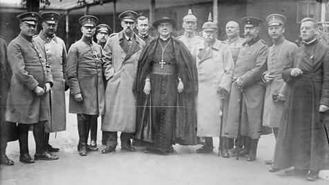 Felix Kardinal von Hartmann mit Militärs im ersten Weltkrieg