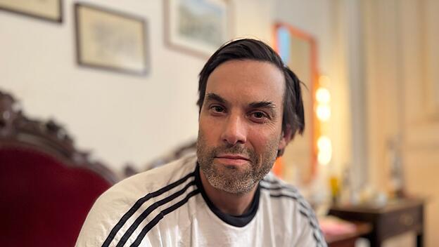 Max Simonischek zählt seit 2024 zu den großen Namen im Ensemble des Burgtheaters. Mit seinem Kafka-Solo „Der Bau“ war er gerade zum Hamburger Theaterfestival eingeladen.