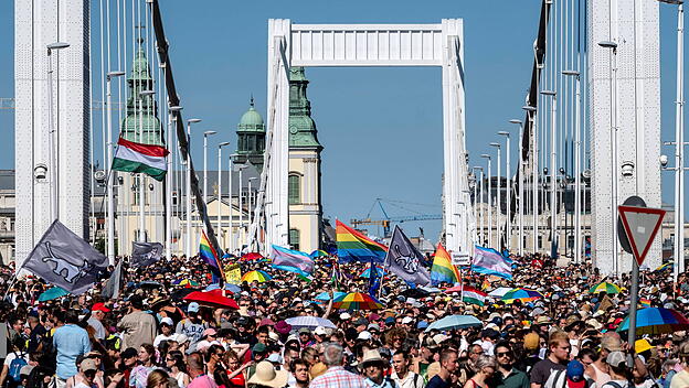 Pride-Parade in Ungarns Hauptstadt Budapest im Juni 2025.