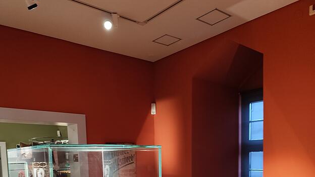 Blick in die Ausstellung bei einem Handwerksmarkt im Bernsteinmuseum – in der Vitrine (links) moderne Bernsteinkunst.