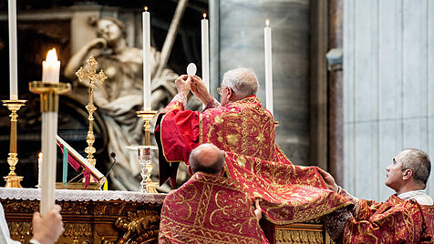 Monsignore Guido Pozzo feiert die heilige Messe im überlieferte Ritus im Petersdom im Jahr 2017.