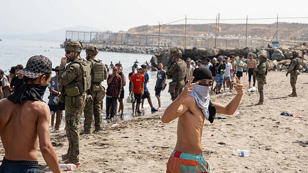 Migranten durchbrechen bei Ceuta die spanische Grenze.