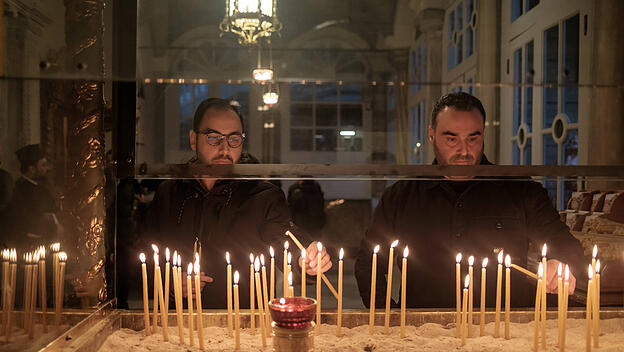 Orthodoxe Gläubige zünden in Istanbul Kerzen an.