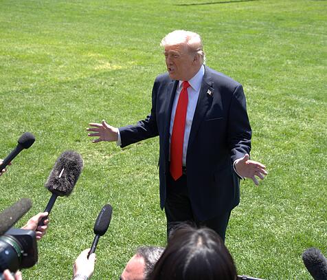 US-Präsident Donald Trump spricht mit Journalisten