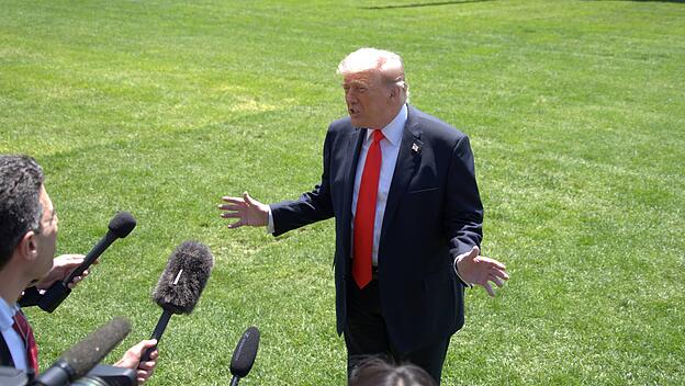 US-Präsident Donald Trump spricht mit Journalisten