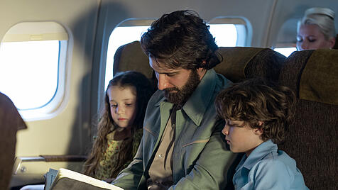 Auf Anordnung seines Vaters entführt Leo (Emiliano Zurita) seine Kinder Tamara und Isaac nach Europa. Doch die Mutter gibt nicht auf.