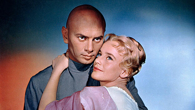 Yul Brunner und Maria Schell in der Verfilmung der Brüder Karamasow von 1950. Der Stoff scheint der russischen Volksseele erwachsen zu sein, berührt aber gleichzeitig die grundlegendsten Fragen im Verhältnis Mensch zu Gott.