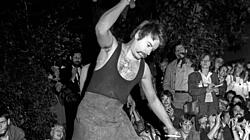 Aktion der Friedensbewegung in der DDR 1983 in Wittenberg: ein Schwert wird umgeschmiedet