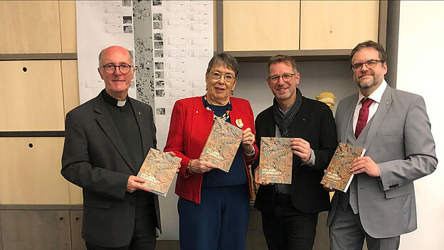 Diese vier Beteiligten stellten das neue „Kölner Domblatt“ vor: Dompropst Guido Aßmann, die Präsidentin des Zentral-Dombau-Vereins zu Köln Barbara Schock-Werner, Dombaumeister Peter Füssenich sowie Matthias Deml, Leiter des Dombauarchivs (von links).